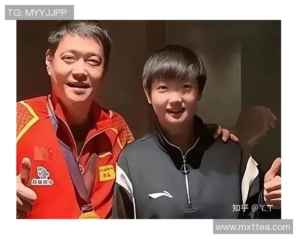 好乖！孙颖莎练习完毕忽然想起来还没握手，回头来找邱贻可陪练握手